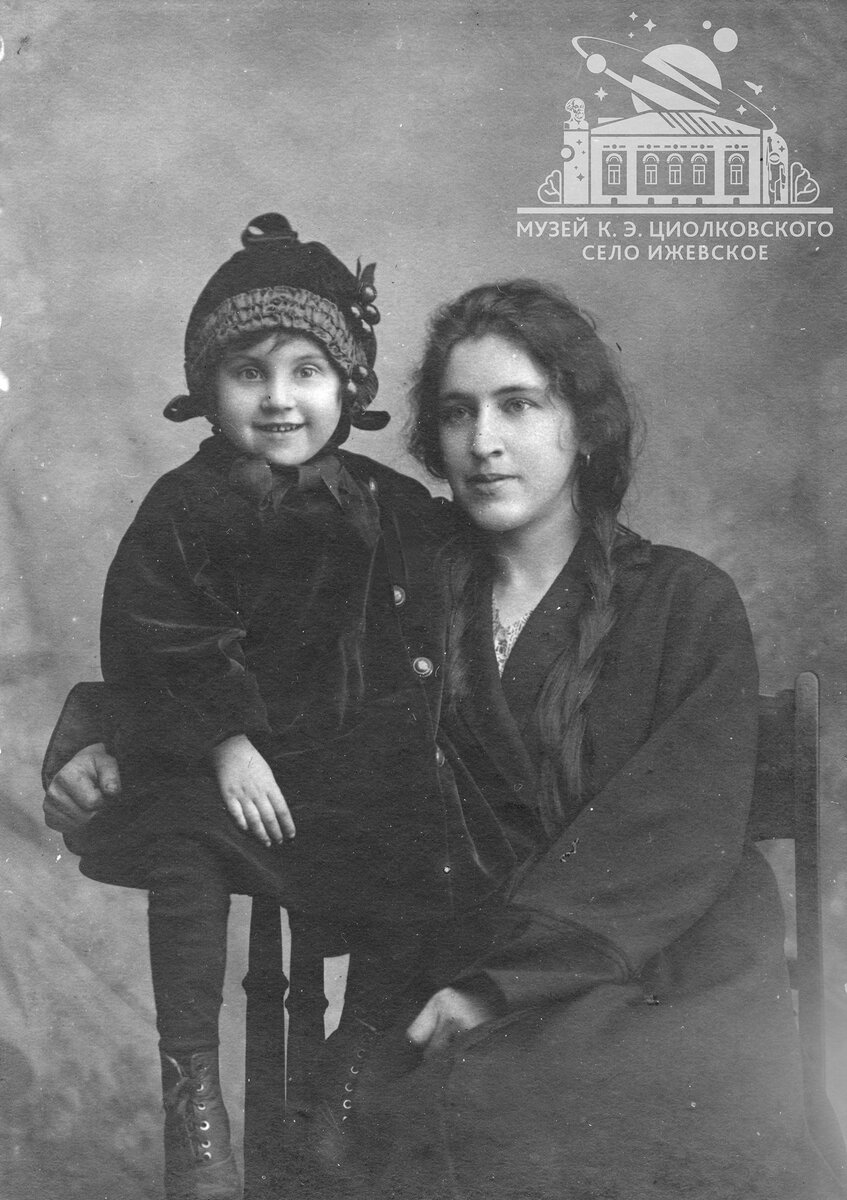 Младшая дочь Ивана Филатова Екатерина (справа) и внучка Александра. 1928 год