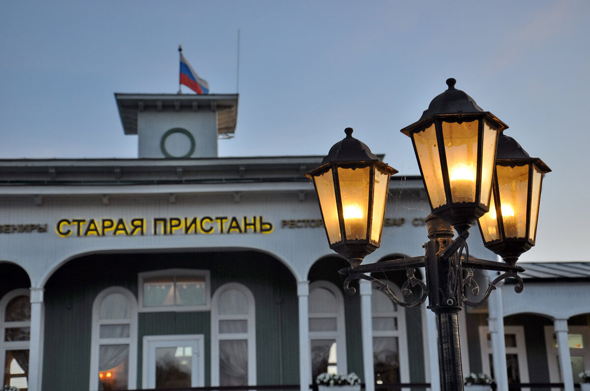 Сегодня в дебаркадере располагается ресторан. Листайте вправо, чтобы увидеть ещё фото.