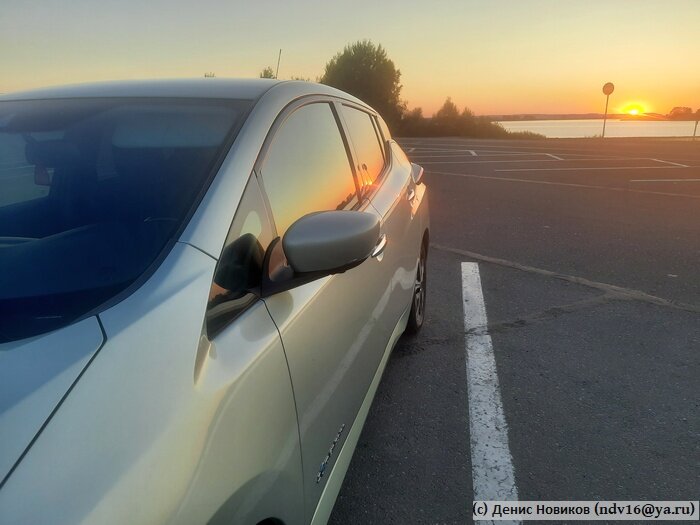 Nissan Leaf II на закате