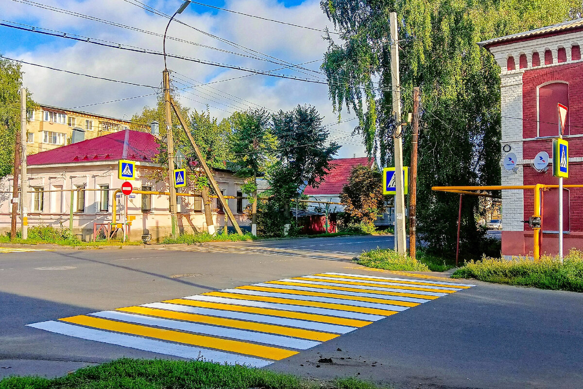 В первую очередь обновляют желто-белую разметку возле школ