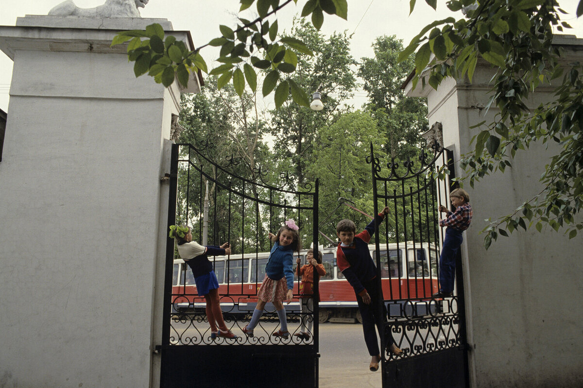 Дети катаются на воротах старинного особняка в Ярославле, 1987 год / Фото: Владимир Вяткин/РИА Новости