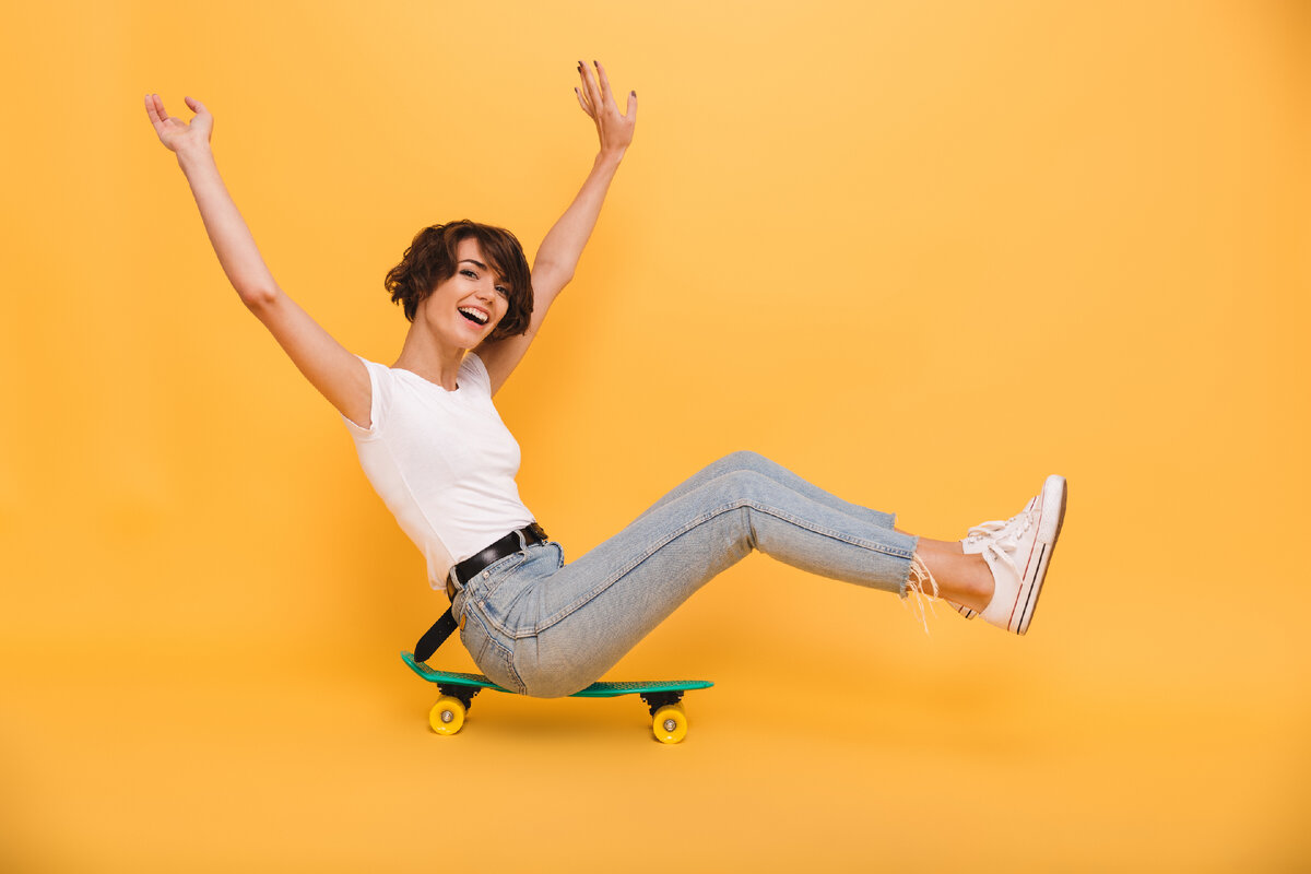 Источник: https://ru.freepik.com/free-photo/portrait-of-a-happy-cheerful-woman-sitting-on-a-skateboard_7286502.htm#query=%D0%9B%D0%B5%D0%BD%D0%B8%D1%82%D1%8C%D1%81%D1%8F&position=25&from_view=search&track=country_rows_v1