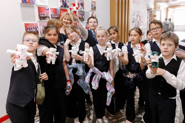    Светлана Карсканова с детьми в корпоративном музее предприятия. Фото: Пресс-служба «ЛУКОЙЛ-Пермнефтеоргсинтез»/ Сергей Королёв