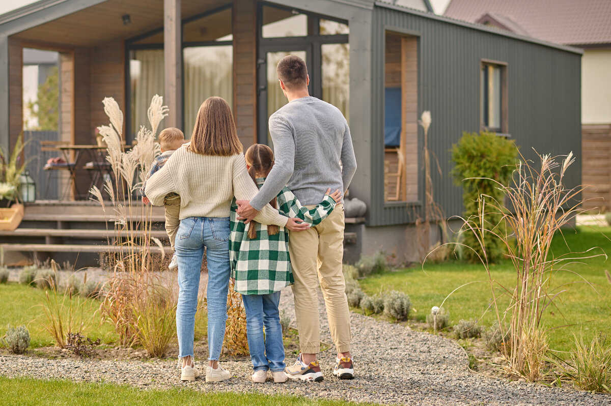 Источник картинки https://ru.freepik.com/free-photo/back-view-of-family-hugging-and-admiring-their-home_22426721.htm#query=%D1%81%D0%B5%D0%BC%D1%8C%D1%8F%20%D0%BD%D0%B0%20%D0%B4%D0%B0%D1%87%D0%B5&position=0&from_view=search&track=ais