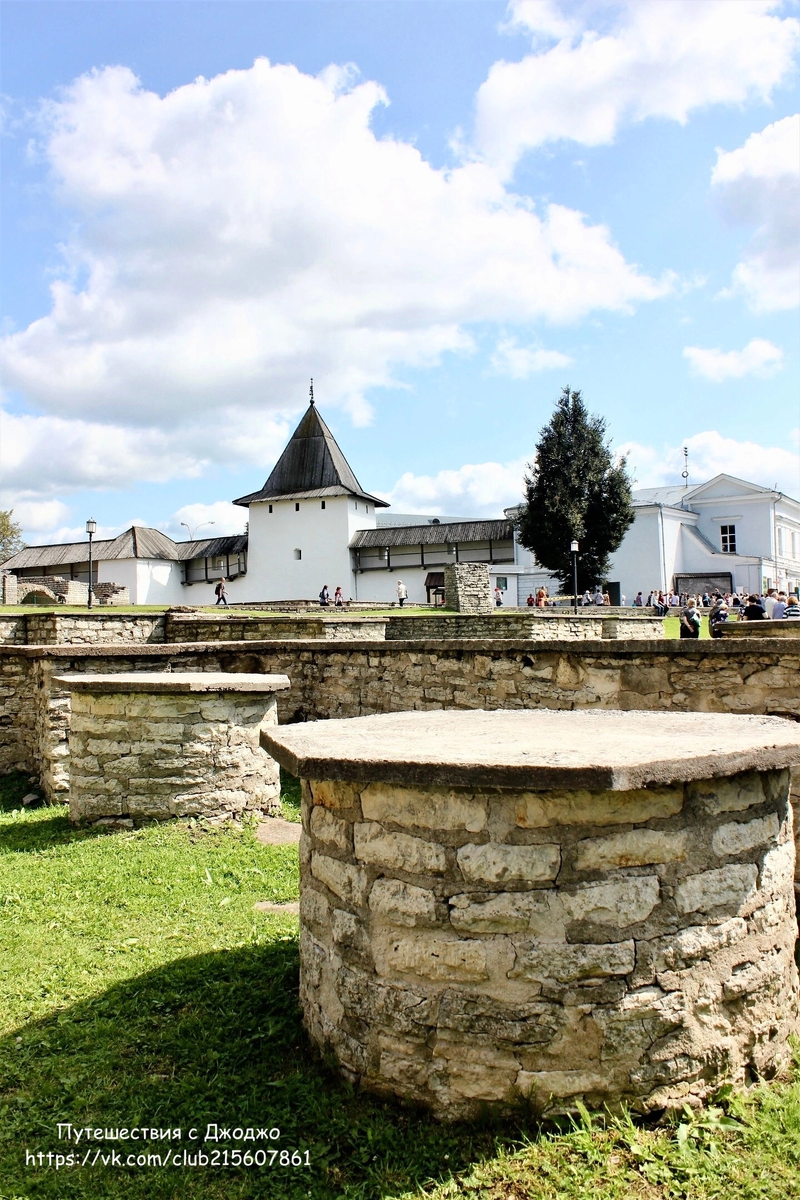 Основания построек Довмонтова городища