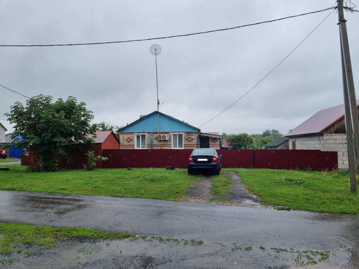 А это уже не папина машина, и дом уже стал не наш. 2023 год - деревья перед бывшим родительским домом все спилили, а антенну - папино изобретение - оставили