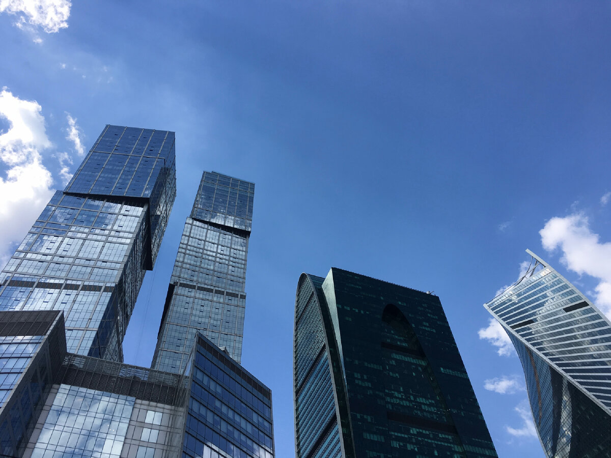 Москва Сити. В этих башнях кипит офисная жизнь. Фото автора.