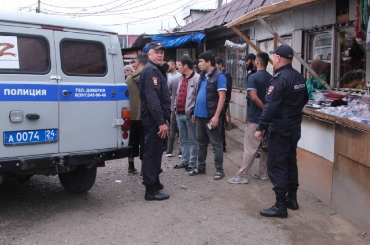    Красноярская полиция вручила 18 повесток получившим паспорт РФ мигрантам