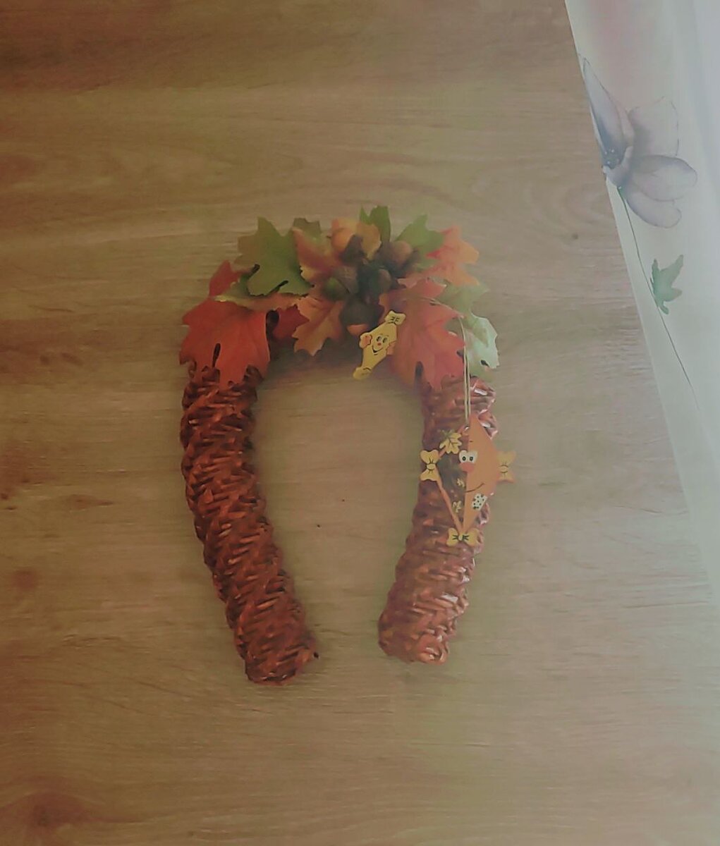 Граф еще занимается благотворительностью. Он опекает детей - "даунов" и продает у себя в замке их изделия. Мы купили вот такую подкову, сделанную руками таких детей, Сейчас  она висит в нашем деревенском доме - на счастье))