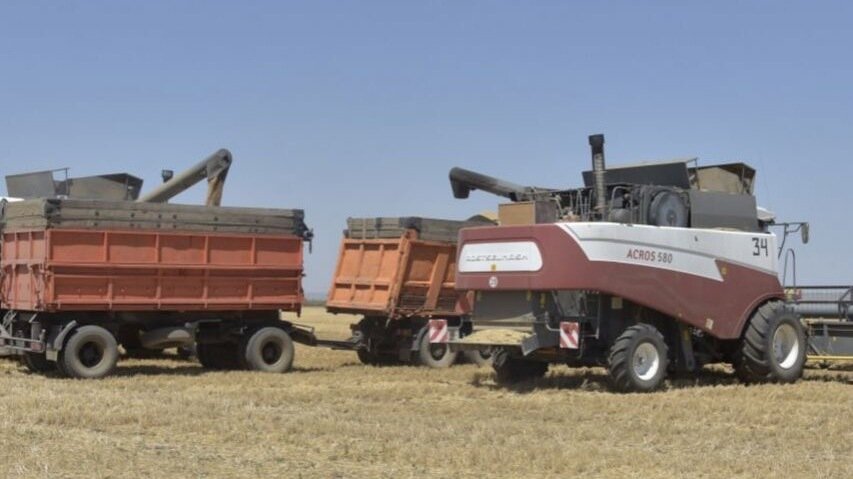     Ситуация на сельскохозяйственном, особенно зерновом рынке страны — катастрофическая. Урожай в этом году — второй, а может быть и первый за всю историю России, а убирать не на чем — солярка и бензин подорожали настолько, что фермеры уже сейчас планируют сокращать производство.