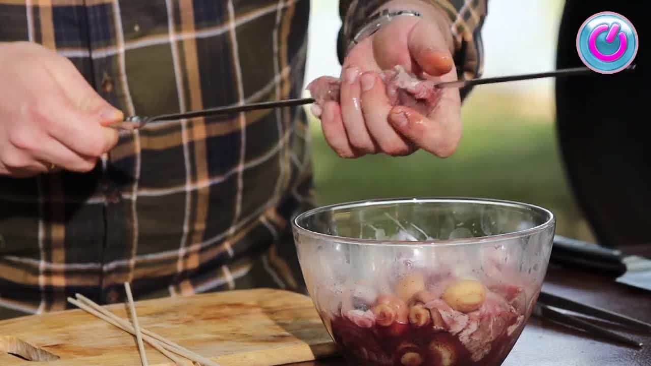 Шашлык в красном вине — отличный вариант приготовления мяса на природе.  Предлагаю заняться им прямо сейчас!