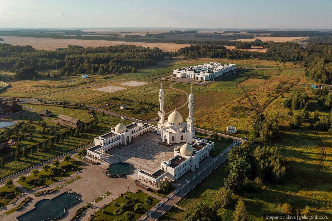 Болгар татарстан достопримечательности. Городище Булгар Татарстан. Музей заповедник Булгар Казань. Белая мечеть Татарстан город Болгар. Город Болгар Татарстан музей.