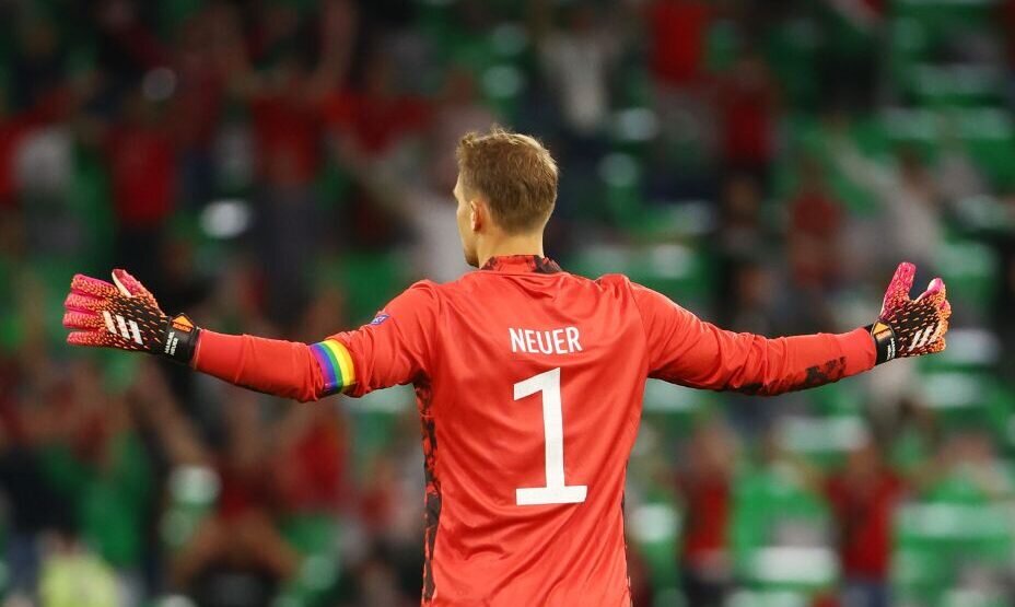    Мануэль Нойер еще на Евро-2020 играл с радужной капитанской повязкой. Сейчас его нет в сборной. Фото: Reuters