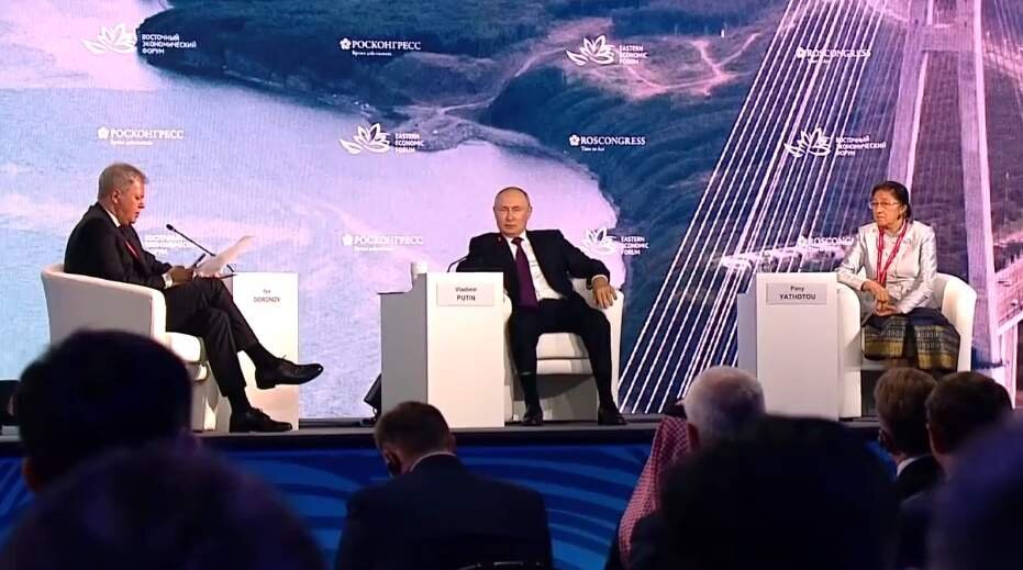 Путин в присущей ему позе хозяина положения и свободно рассуждает на тему того, что британские спецслужбы действуют по указке США.