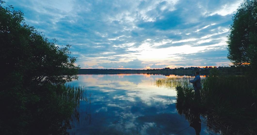 На озерах рядом с кварталом можно рыбачить. В водоемах водятся караси, ротаны и карпы.