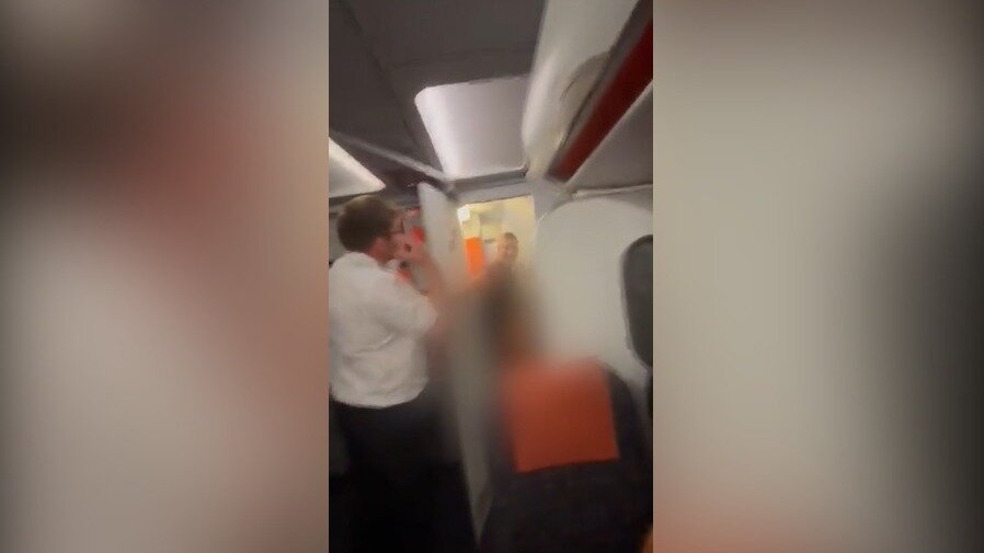     Пару поймали во время интимной близости самолёта. Бортпроводник вскрыл дверь туалета из-за жалоб других пассажиров на то, что он подозрительно долго занят. Увиденное за дверью было встречено всеобщими овациями.