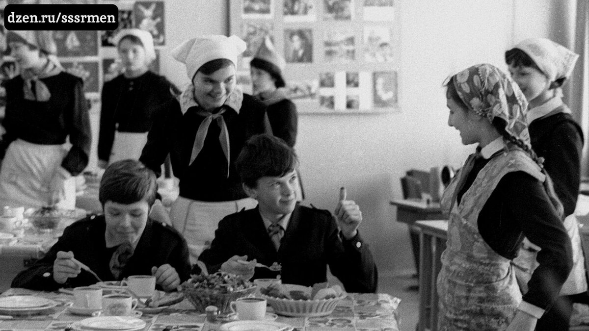 Школьники благодарят дежурных в столовой 