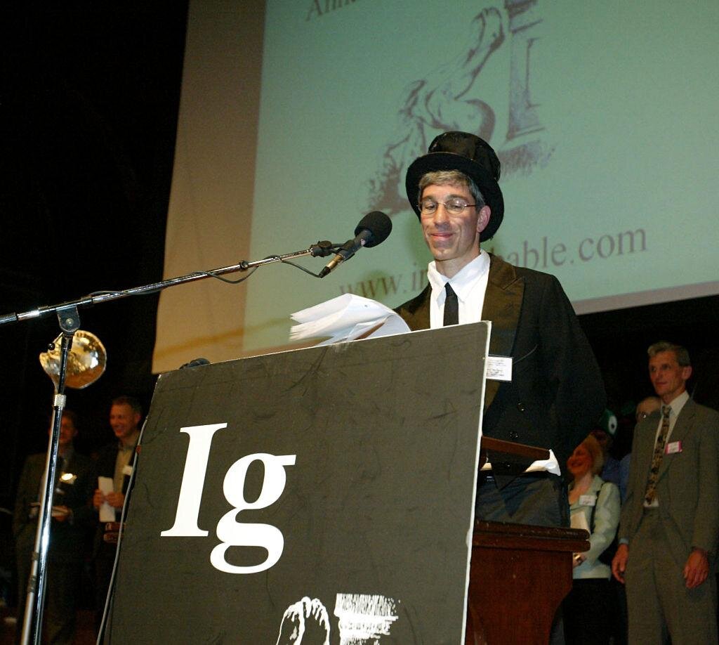    Церемониймейстер Марк Абрахамс обращается к аудитории во время вручения Шнобелевской премии 2003 года, фото: Getty Images