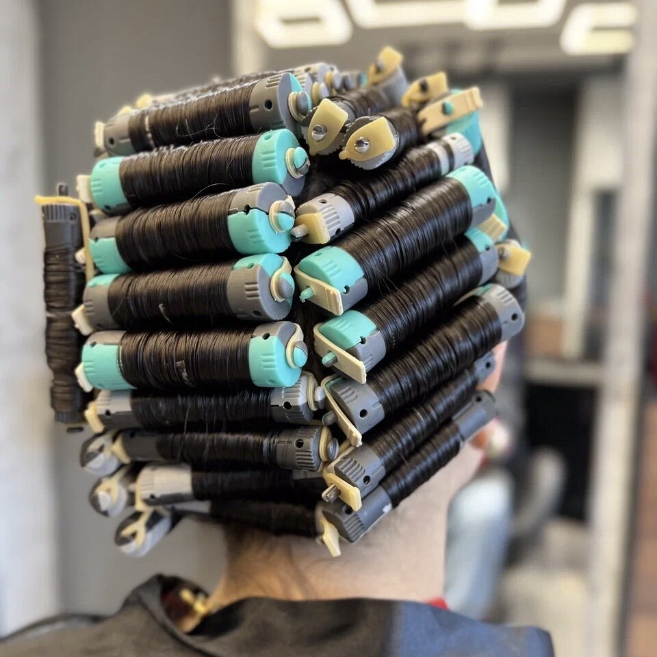 Процесс создания прекрасных кудрей в салоне ICE CURLY.