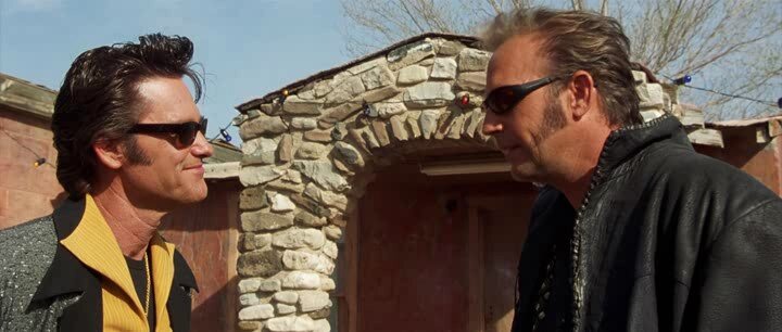 Курт Расселл и Кевин Костнер в фильме "3000 миль до Грейслэнд"