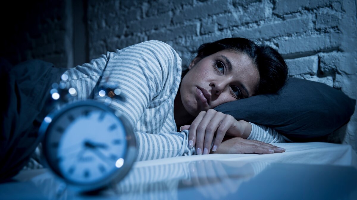 Deficiența de magneziu în organism implică diferite simptome: hipertensiune arterială, crampe la nivelul membrelor, dureri de cap frecvente (migrene), insomnie, depresie și tulburări de memorie.-4