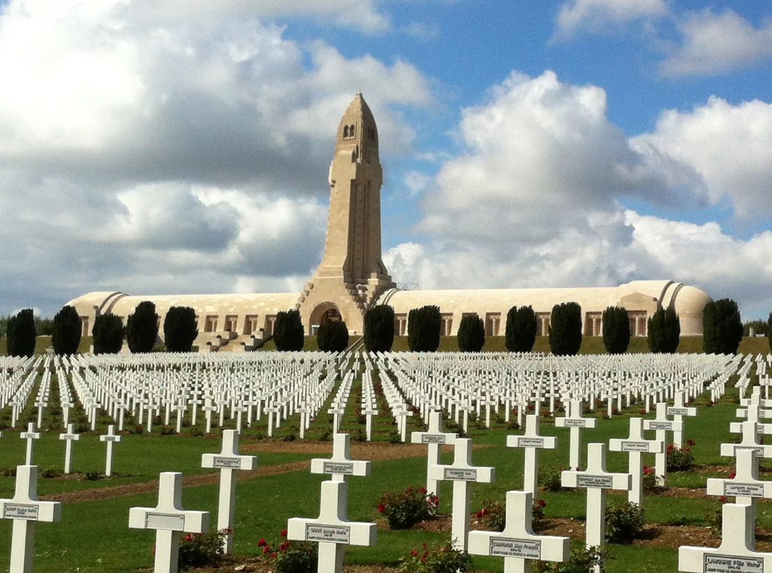 Верден франция. Оссуарий Верден. Verdun Memorial Верден.