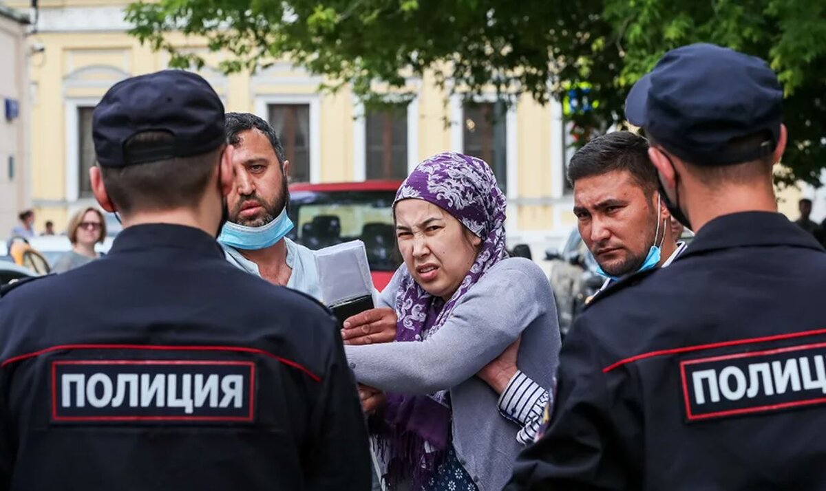 Таджики выезжают из россии. Мигранты в Москве. Таджикские мигранты. Таджики мигранты в Москве. Мигранты и полиция.