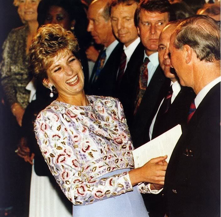 https://i.pinimg.com/736x/01/3a/26/013a2691e1eab165e4860a027e4ac014--princes-diana-princess-kate.jpg