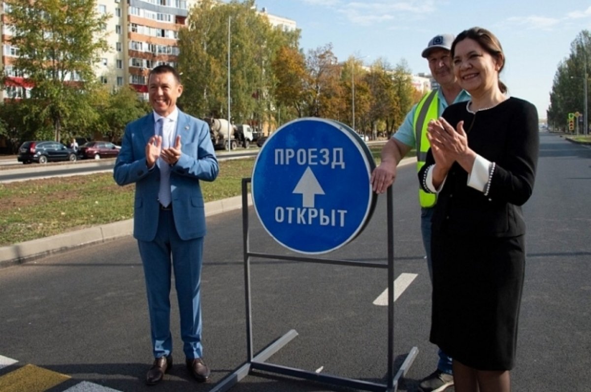    Глава Нижнекамского района Рамиль Муллин на открытии движения по обновлённой улице.