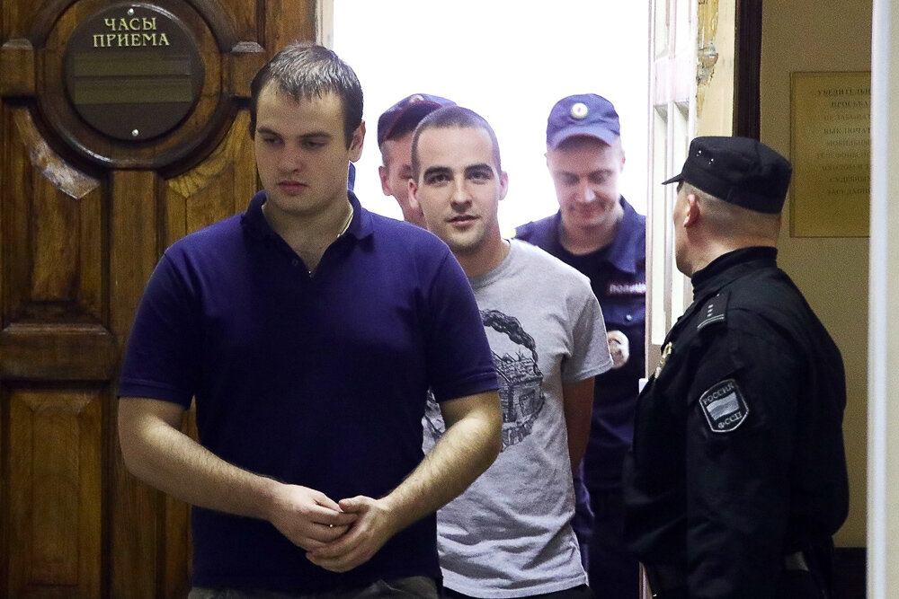 Обвиняемый по делу организации «Сеть» Юлий Бояршинов (в центре) / Фото: Давид Френкель / Коммерсантъ