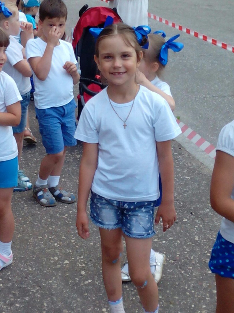 Шестилетний человек. Отличительные особенности: беззубый рот и драные коленки.