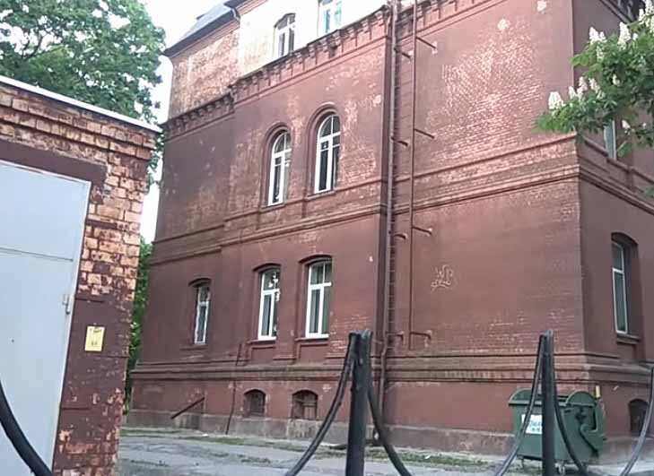 Видно "откопанный" первый этаж здания