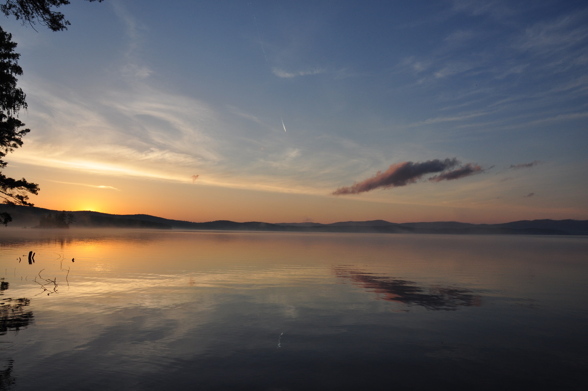 Рассвет на озере Тургояк, Челябинская область. Его называют младшим братом Байкала за такую же чистую и прозрачную воду. 