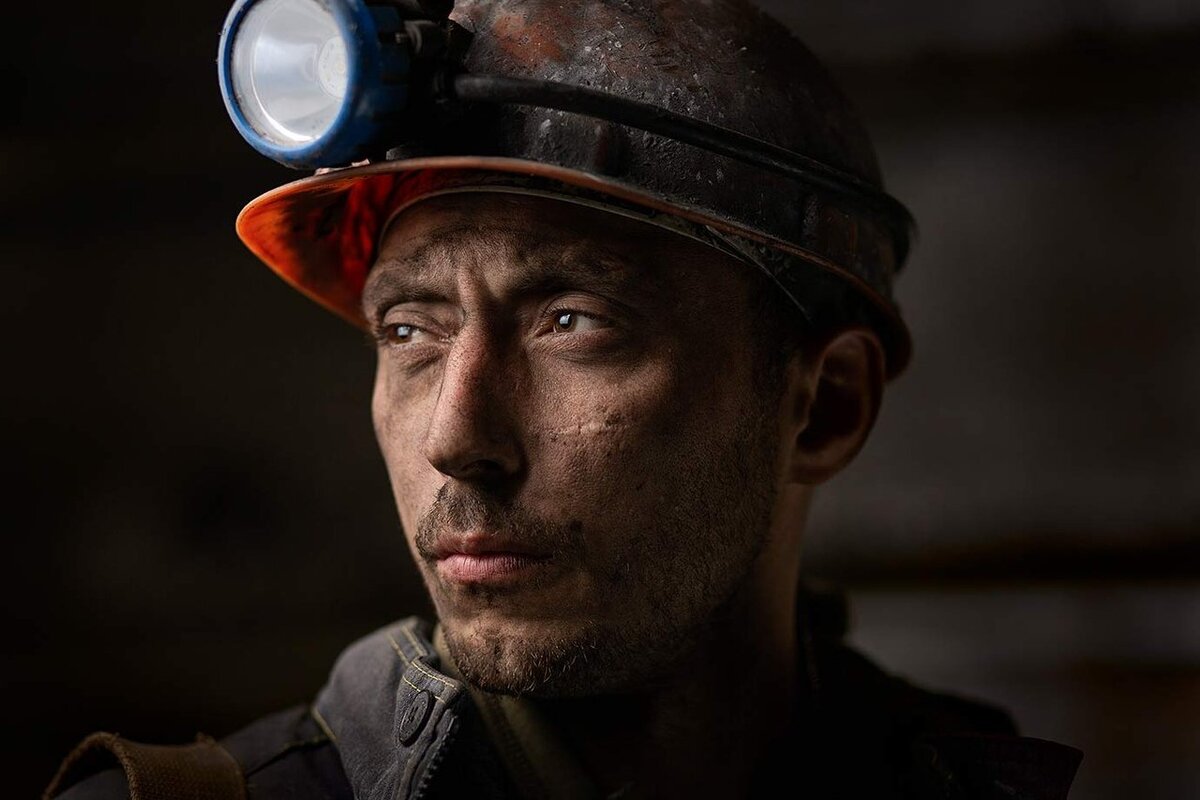 Работяга канал. Фото работяги. Мужик работяга. Грустный работяга. Неженские профессии.