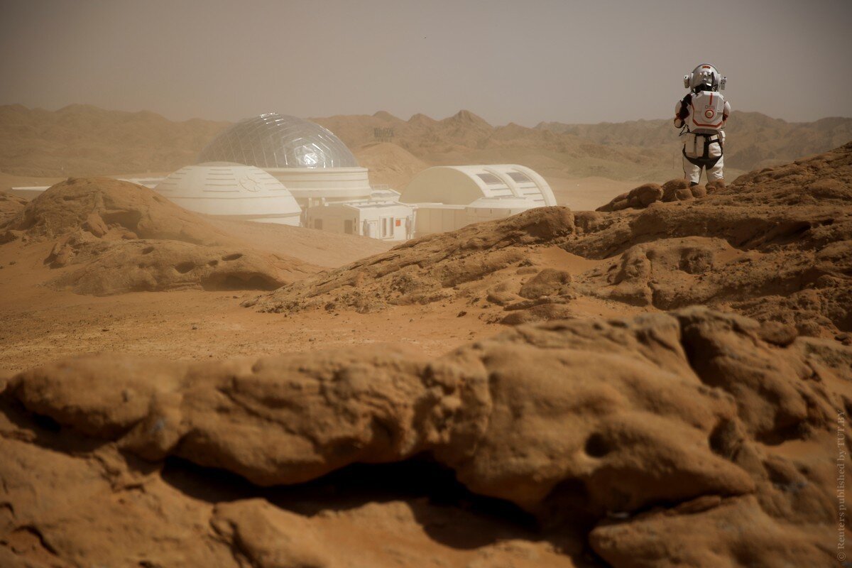 Пыльный ветер окутывает «марсианскую» базу-симулятор Mars Base 1-легко спутать с голивудским блогбастером. Пустыня Гоби, Китай