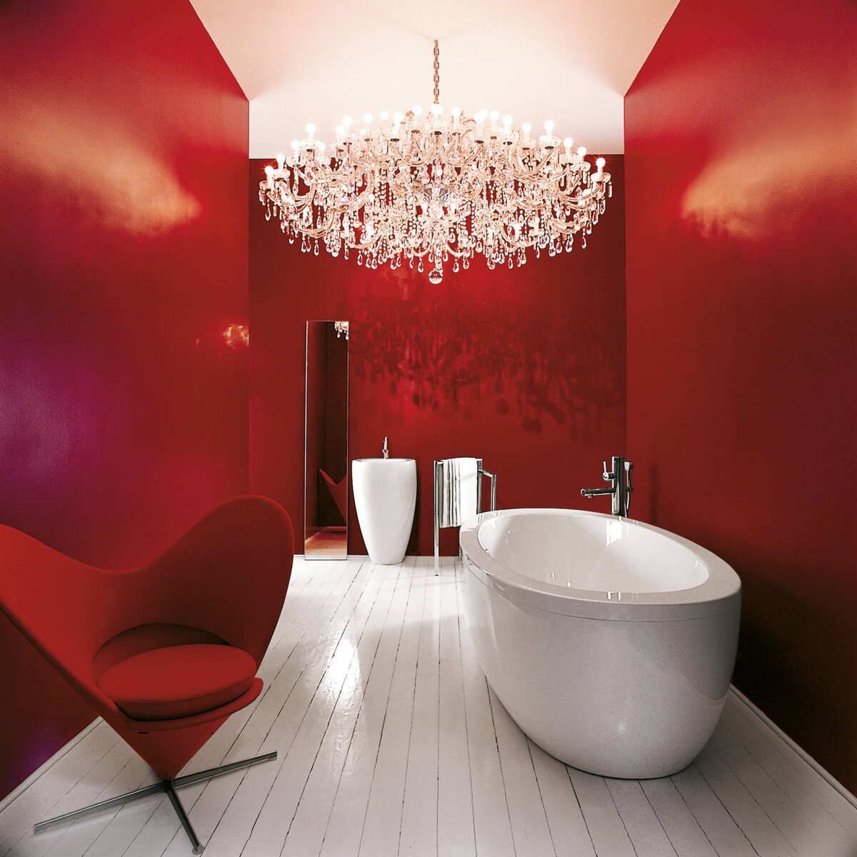 Ванная комната с белым полом и красными стенами