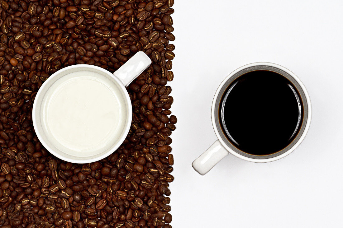 Кофе пенка в форме знака. Кофе в зернах. Кофейный инь янь. Кофейный инь янь. Инь ян чай.