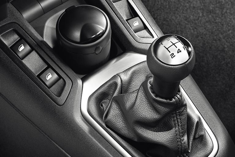 У каждого автопроизводителя модели с мех. коробкой явно дешевле, причем на существенные суммы.