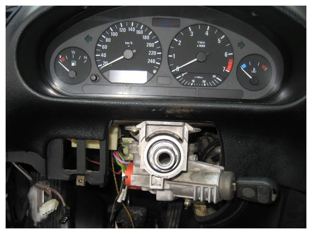 Частой проблемой многих автомобилей - это закинувшее рулевое колесо и зажигания.