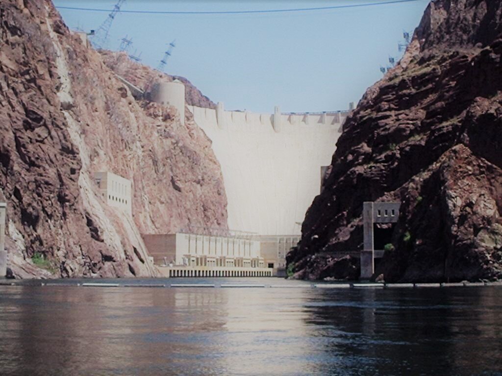 Бетонная стена с энергетическими установками у основания имеет высоту 221 м