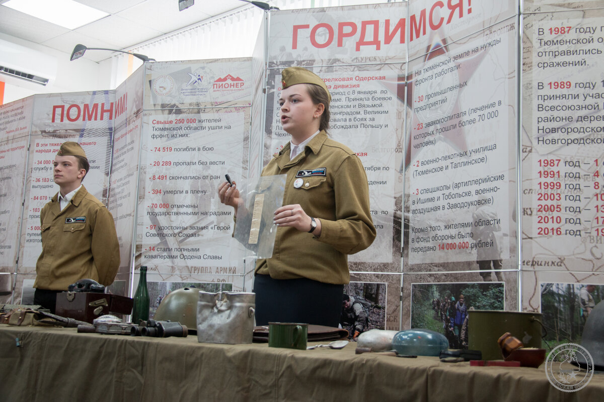 В руках поисковика - солдатский смертный медальон. Фото: Тюменский областной поисковый центр.