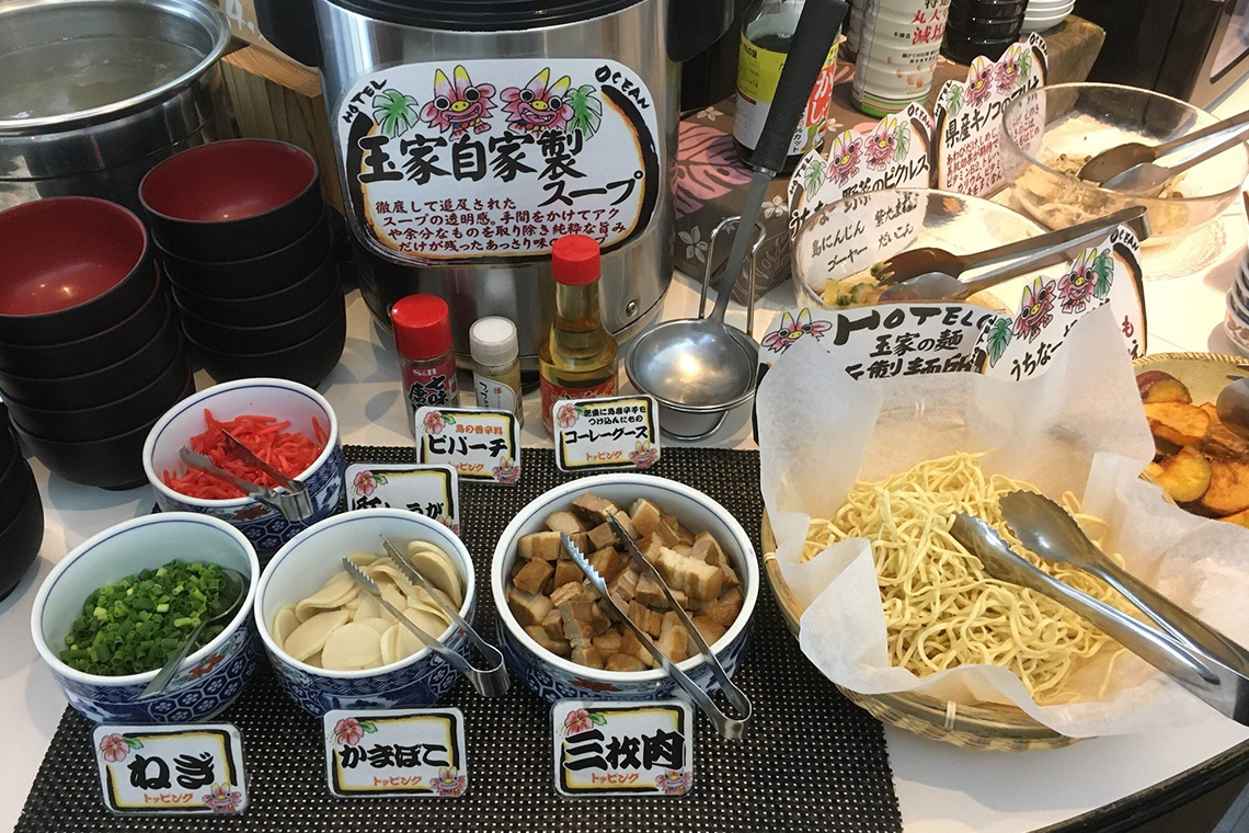 569 человек дали оставили отзывы об этом отеле и средняя оценка получилась 4,5. Очень неплохой результат! Как сказал один из посетителей, "Кажется, что на завтрак в этом отеле каждый найдет что-то для себя".