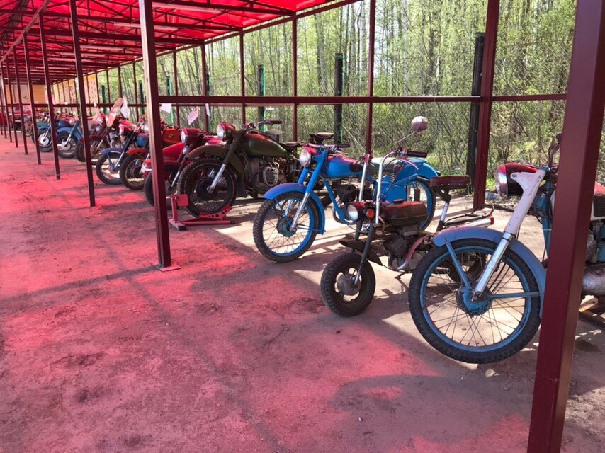 Ряд мотоциклов уходящий к горизонту...