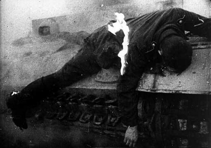 Немецкий танкист не успел покинуть свою машину. Фото из открытых источников.