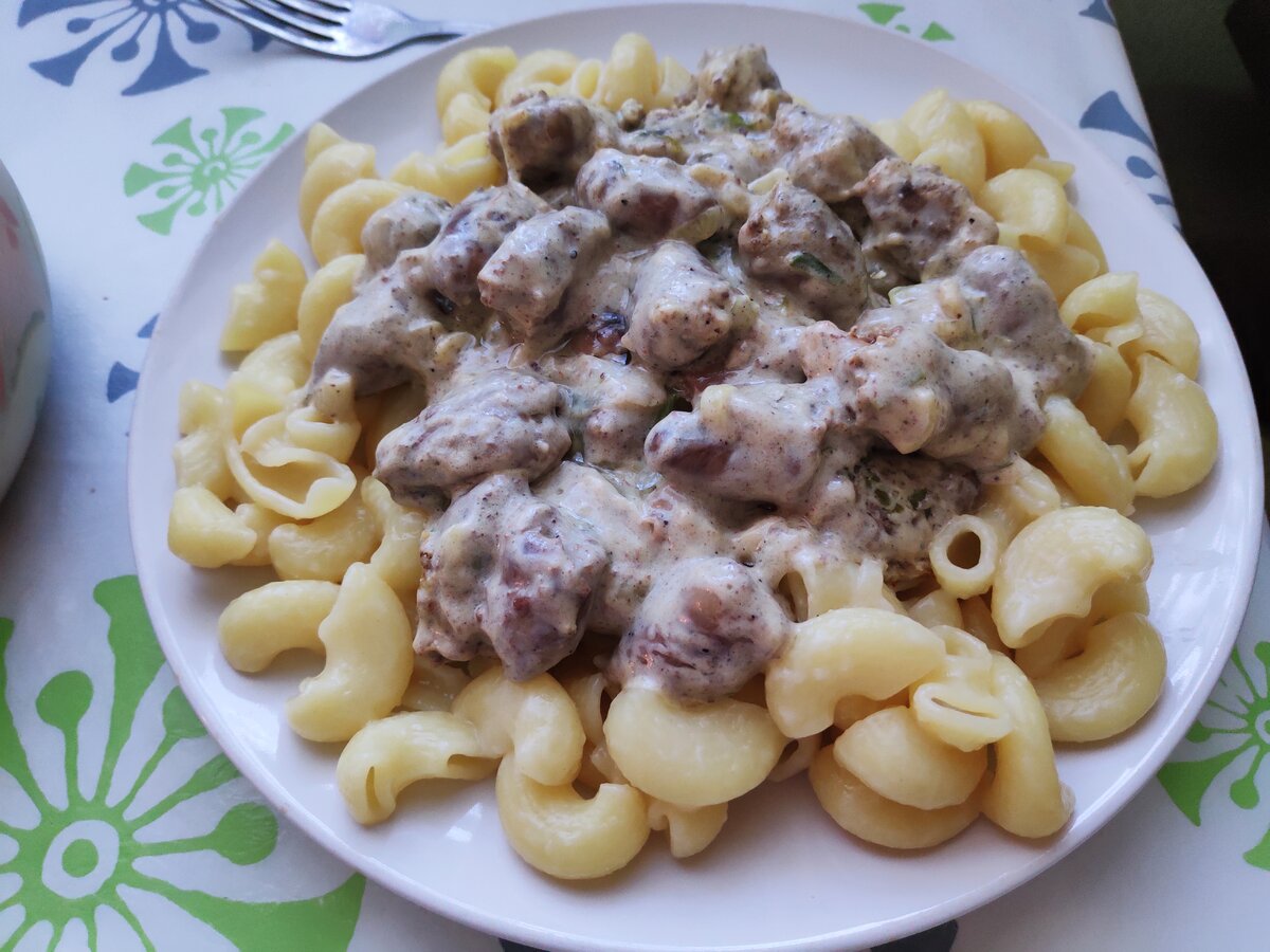 Сердечки со сметаной. Куриные сердечки в соусе. Куриные сердечки в сырном соусе. Куриные сердечки в сливочном соусе. Куриные сердечки в сметанном соусе