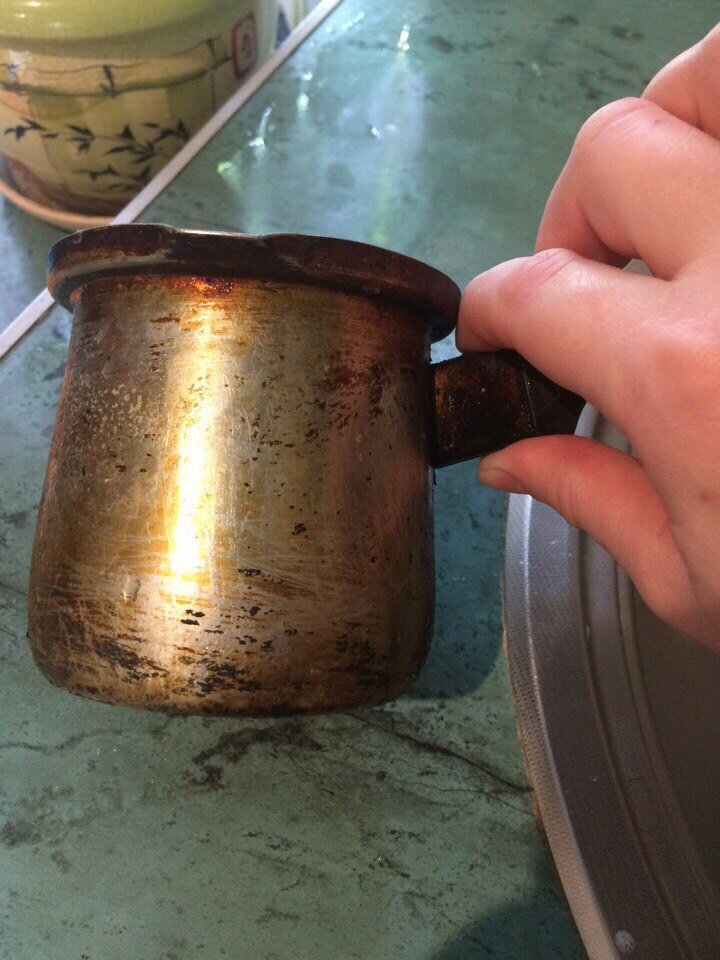 На фото турка из нержавеющей стали до чистки.