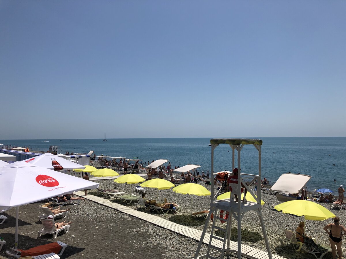 Типичный пляж в Адлере.