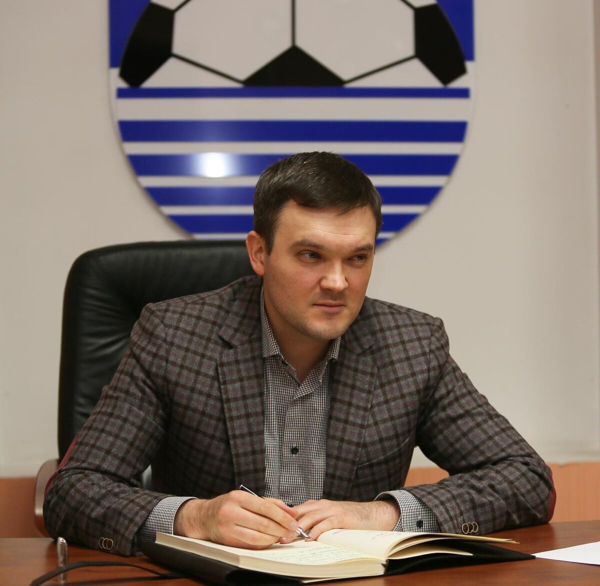 Дмитрий визир генеральный директор балтика фото Управленцы и управление янтарным футболом. Проект 16. Спортивные истории. Дзен