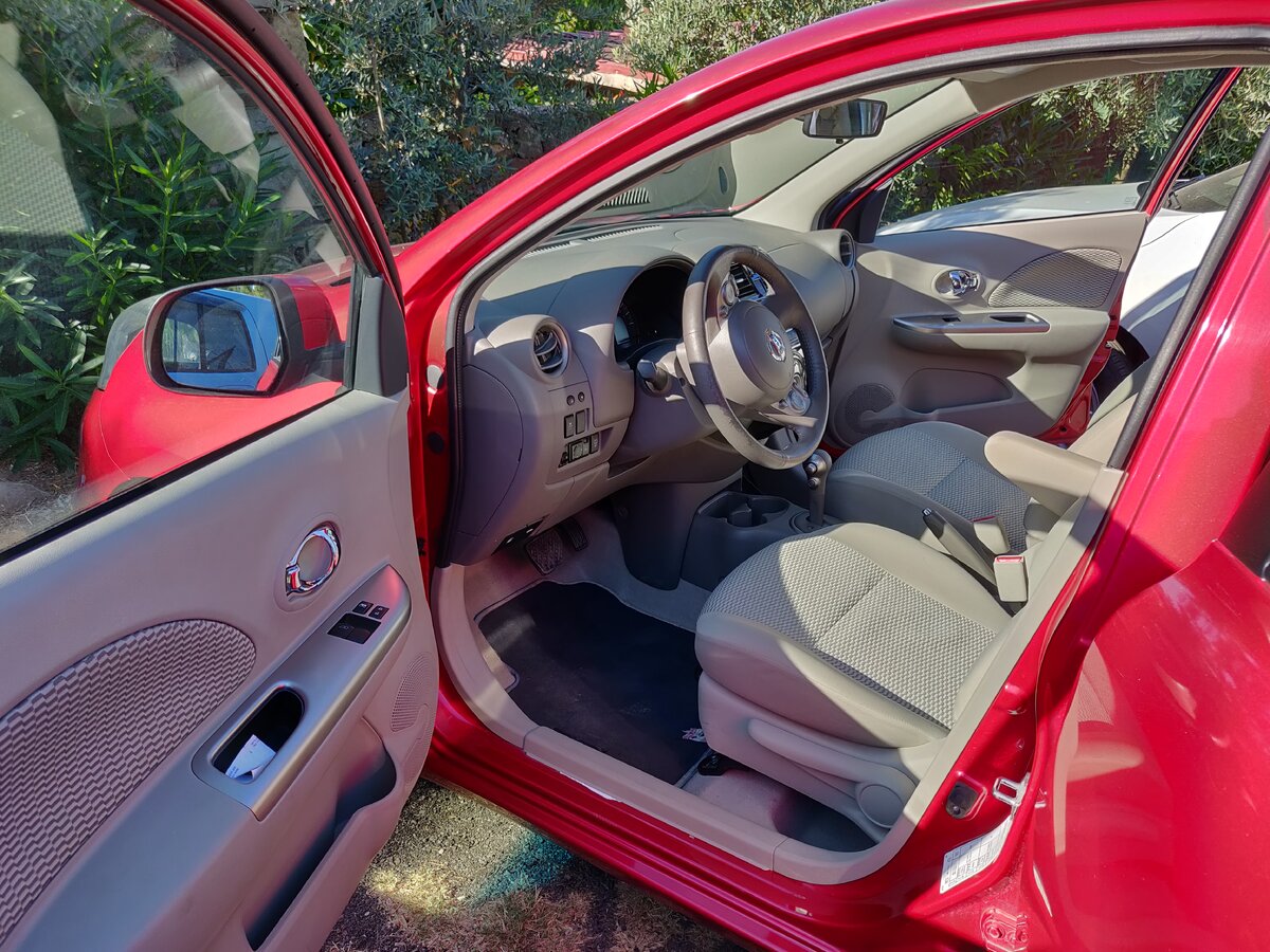 Салон просторный и симпатичный, материалы приятные внешне и на ощупь, что не часто бывает в эконом классе