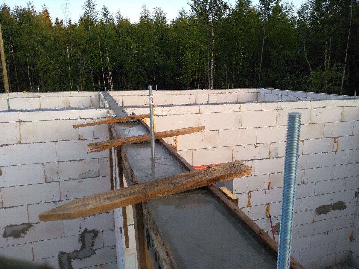 Заливка армопояса по газобетону бетононасосом